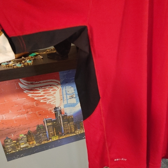 Men's Nike Red and Black Short Sleeve Tee. Size Medium - Picture 3 of 6